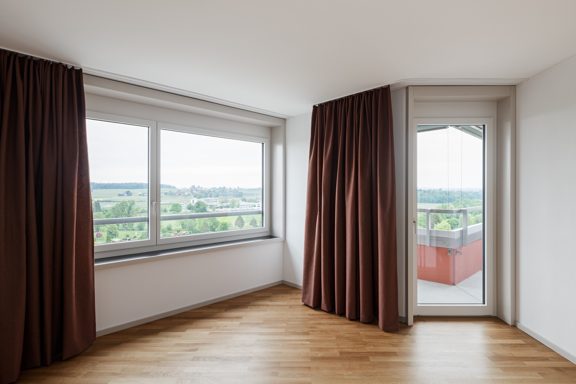Blick in ein (noch unmöbliertes) Appartement mit Aussicht. (© Beat Bühler, Zürich)